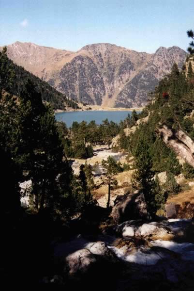 On s'loigne du lac de Gaube