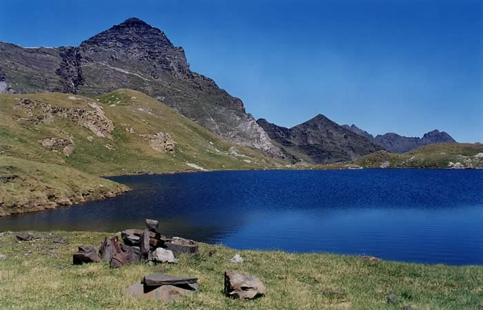 Pic de la Gla depuis le lac de Barroude. Et 2001.