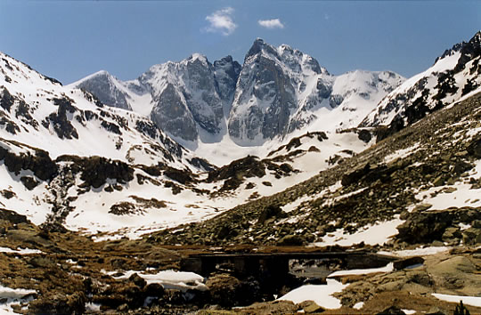 Vue sur le Vignemale peu aprs le lac de Gaube.