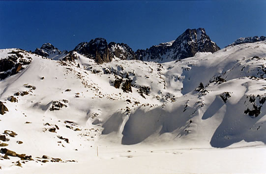 Massif du Nouvielle depuis le lac de la Glre