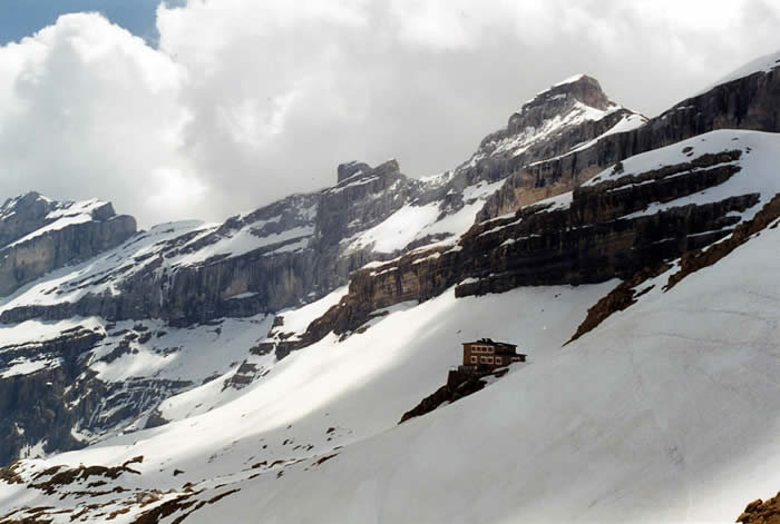 Refuge des Sarradets et vue sur la chaine de Gavarnie