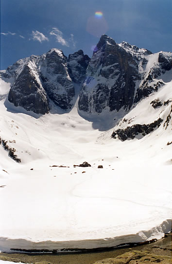 Vue sur la face nord depuis le refuge des Oulettes de Gaube. Vue sur la face nord depuis le refuge des Oulettes de Gaube.