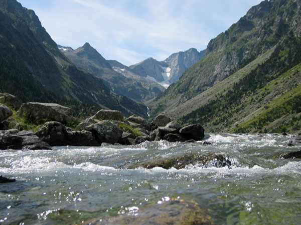 Vue sur le Vignemale depuis le lac de Gaube Vue sur le Vignemale depuis le lac de Gaube