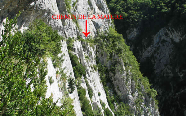 Chemin de la Mature  peine visible dans la paroie