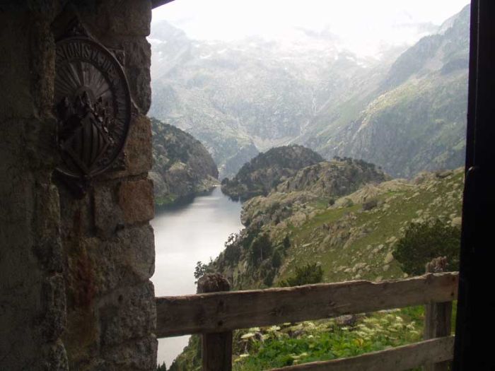 Vue de l'entrée du refuge Vue de l'entrée du refuge