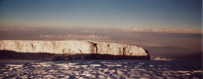 un glacier au sommet du kilimandjaro
