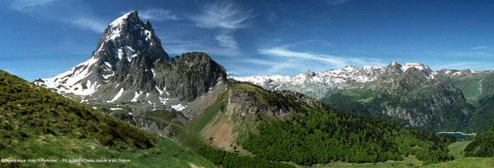 Pic du Midi d'Ossau et lac de Bious-Artigues.