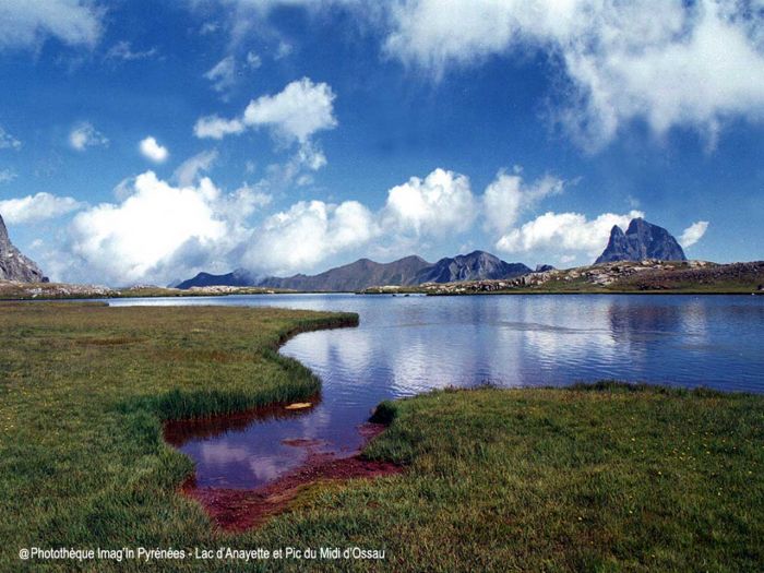 Pic du Midi d'Ossau derrire le lac d'Anayette.