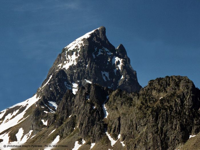 Zoom sur le pic du Midi d'Ossau Zoom sur le pic du Midi d'Ossau