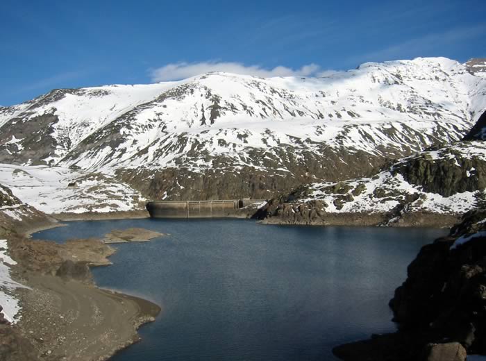 Lac des Gloriettes et sommets enneigs