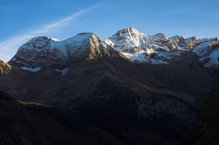 Les Astazous avec une neige d'automne