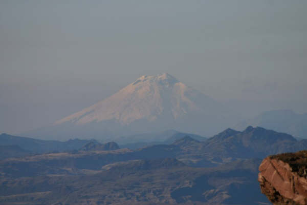 Cotopaxi shoot au petit matin depuis le glacier du Cayambe