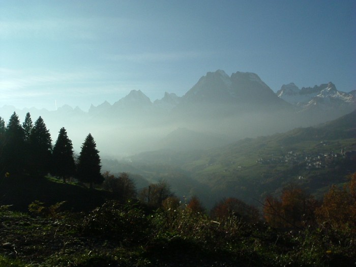 Cirque de Lescun dans la brume Cirque de Lescun dans la brume