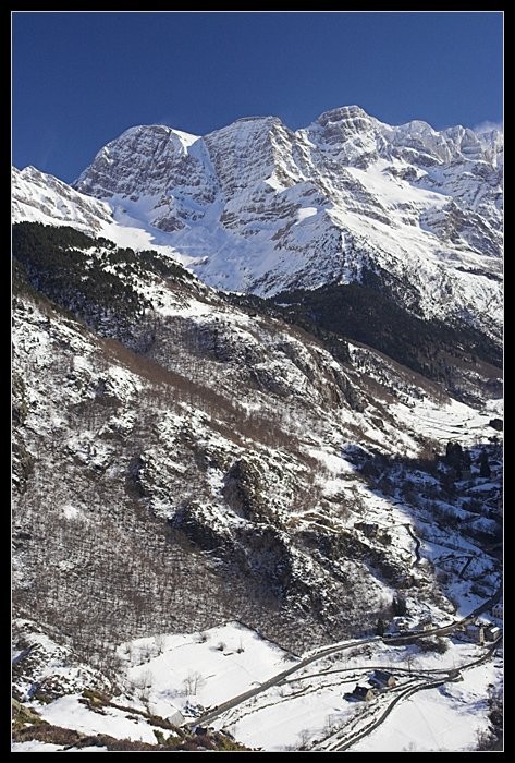 Les Astzaous depuis le sentier des Gypaètes Les Astzaous depuis le sentier des Gypaètes