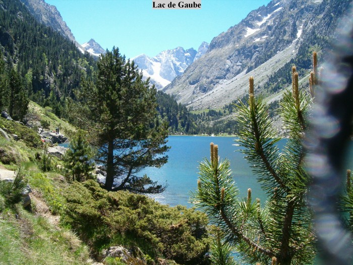On longe le lac de Gaube par la gauche