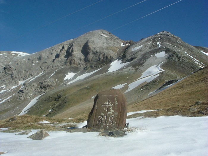 Croix frontière numéro 318 au col des Espécières Croix frontière numéro 318 au col des Espécières