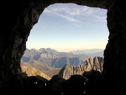 Pic des Sarradets depuis une des grottes de Russell