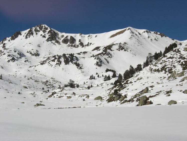 Pic de Gourguet depuis le lac de Gourguet en hiver Pic de Gourguet depuis le lac de Gourguet en hiver