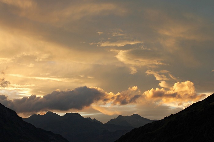 Le soleil se couche sur Has