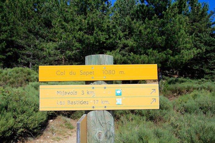 Panneau au col du Sapet à 1080 mètres d'altitude Panneau au col du Sapet à 1080 mètres d'altitude