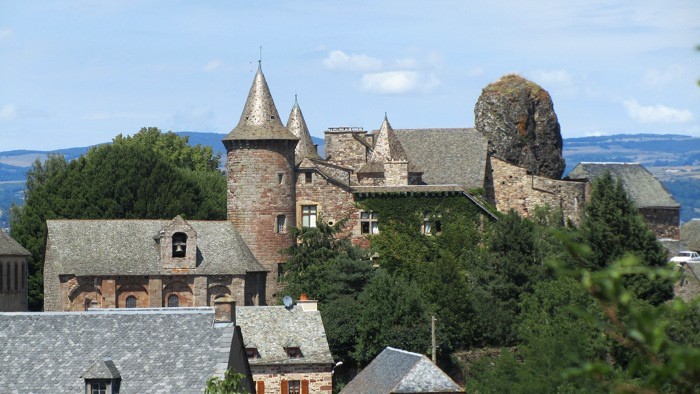 Village de Roquelaure dominant la valle du Lot et Espalion