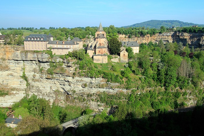Trou de Bozouls et glise Sainte Fauste