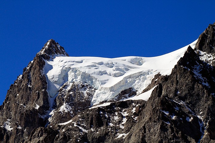 Zoom sur un glacier en montant au refuge du Glacier Blanc