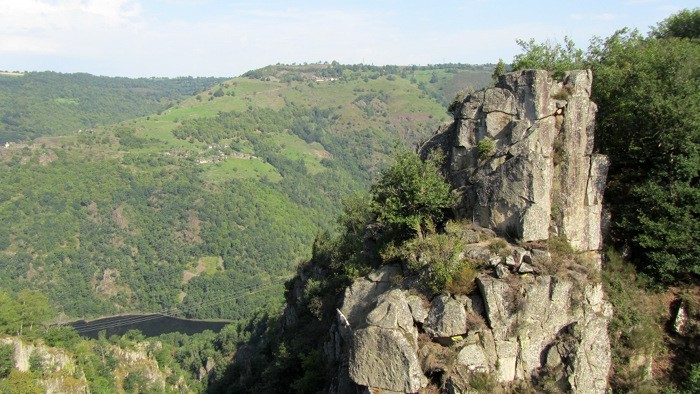 Rocher du Saut du chien, en face de la Cascade du Saut du Chien, Viadne