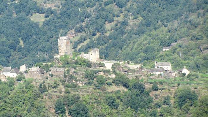 Village vu depuis la promontoire numro 1, en face de la Cascade du Saut du Chien, de l'autre ct du Lot