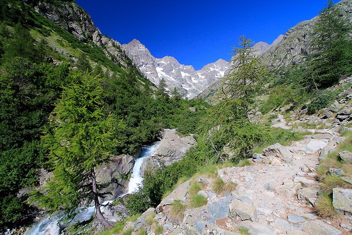 Le sentier longe la rivire