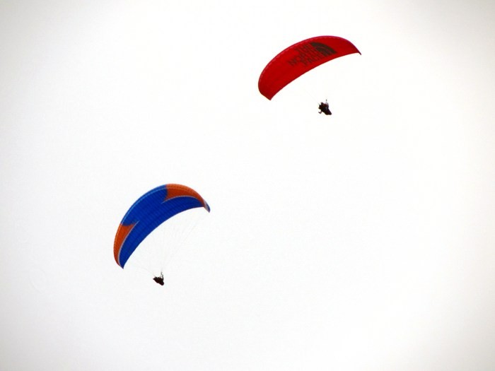 Parapentes The North Face dans le ciel gris