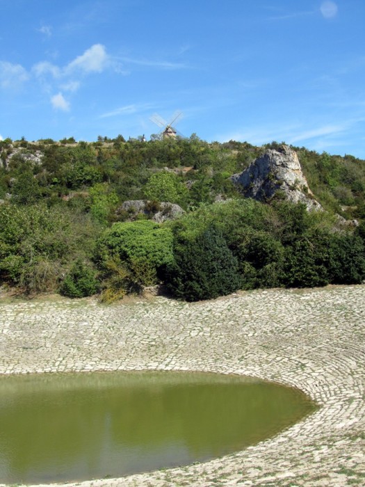Lavogne et moulin,  ct du village de La Couvertoirade, Larzac