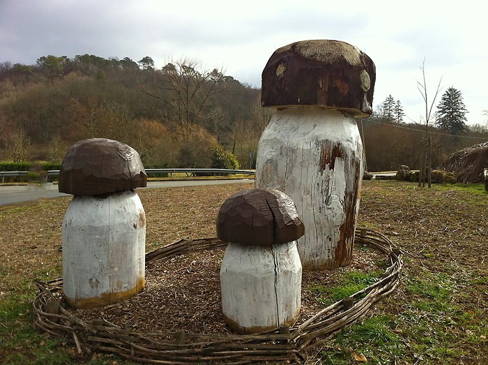 Cpes sculpts dans le bois prs de Monpazier en Dordogne