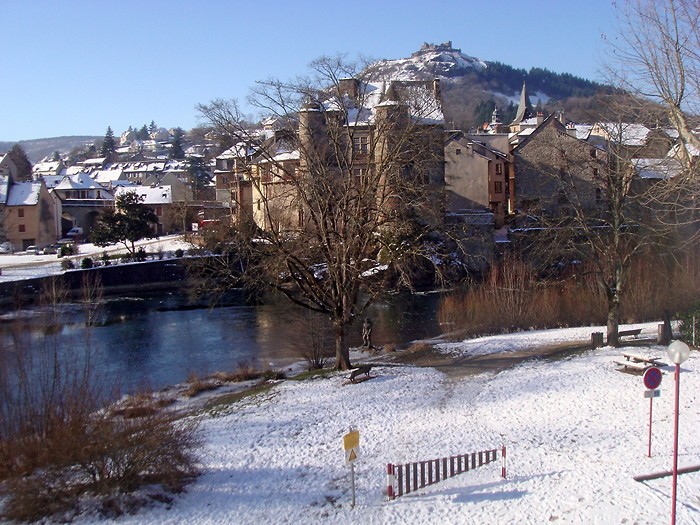 Espalion, Chateau, Vieux Palais et Lot sous la neige et la glace