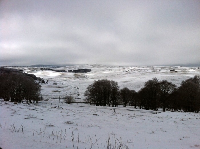 Paysage d'Aubrac enneig et sublimement froid