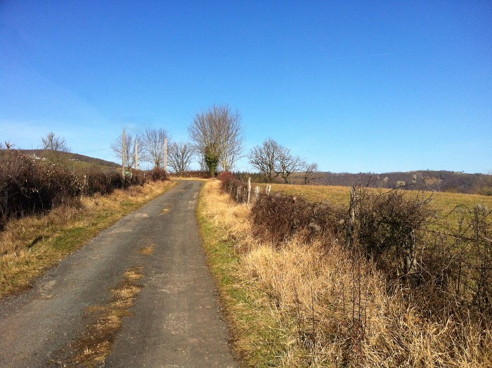 Le PR passe par de petites routes campagnardes Aveyronnaises
