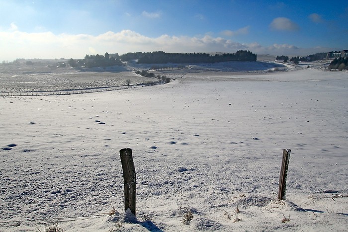 Vue sur le village d'Aubrac sous la neige