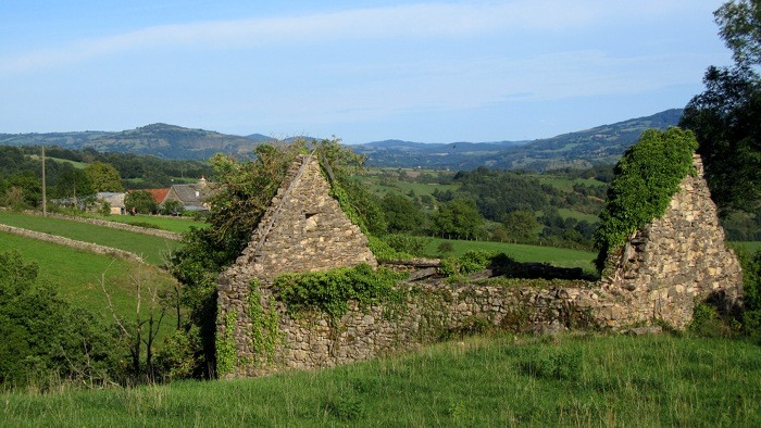 Ruine sur le chemin allant  Espalion,  droite, dans la valle du Lot