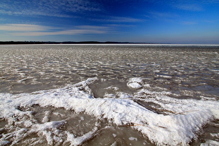 Le lac a gelé et la neige a créé un décors très bizarre Le lac a gelé et la neige a créé un décors très bizarre