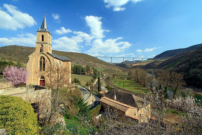 Eglise de Peyre et viaduc de Millau