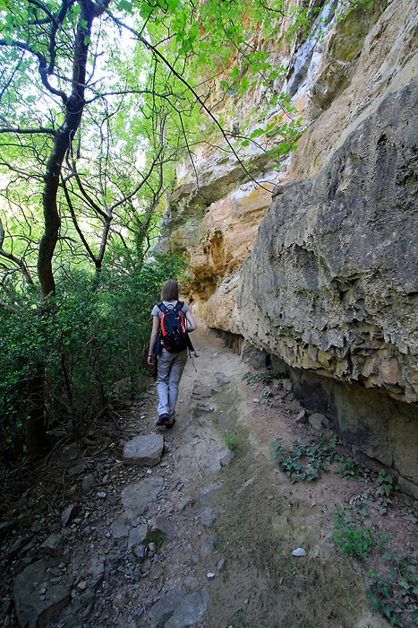 Le sentier longe la falaise
