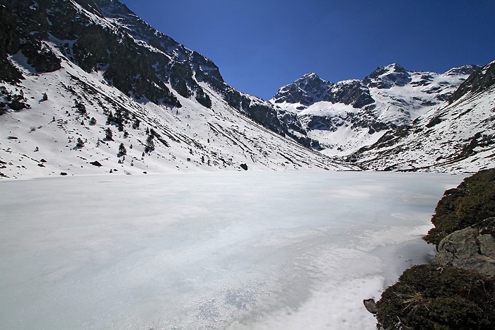 Lac d'Estom recouvert de glace