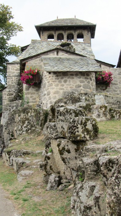 Village de Bez Bdne trs fleuri en Aveyron