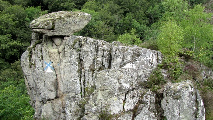 Rocher  ct du village de Bez Bdne, Aveyron