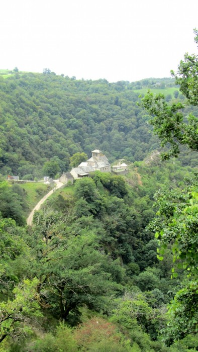 Village de Bez Bdne en Aveyron, vu depuis la route qui descend