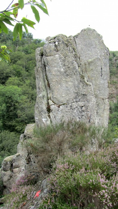 Rocher sur le chemin de randonnée près du Village de Bez Bédène Rocher sur le chemin de randonnée près du Village de Bez Bédène