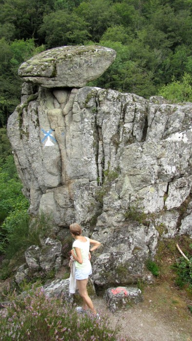 Randonneur sur le sentier qui fait le tour du village de Bez Bédène Randonneur sur le sentier qui fait le tour du village de Bez Bédène