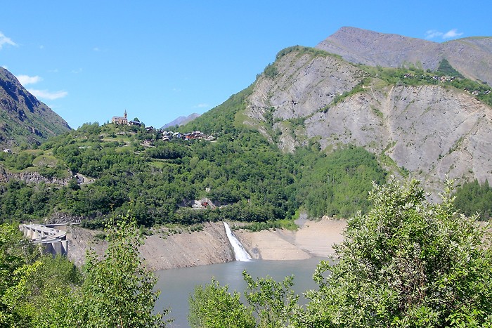 Petit village au dessus du lac du Chambon