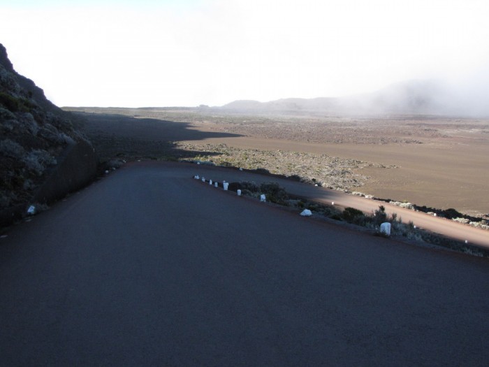 Route descendant dans la Plaine des Sables