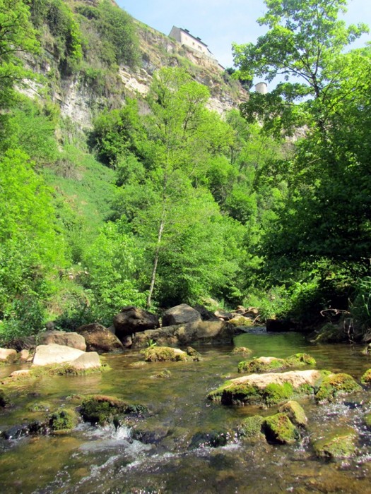 La rivire passe dans le trou de Bozouls
